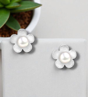 Cercei din argint 925 Sterling, model Floare cu perlă decorativă - 0.6g