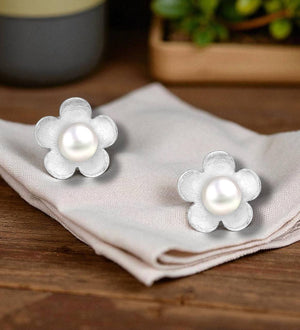 Cercei din argint 925 Sterling, model Floare cu perlă decorativă - 0.6g